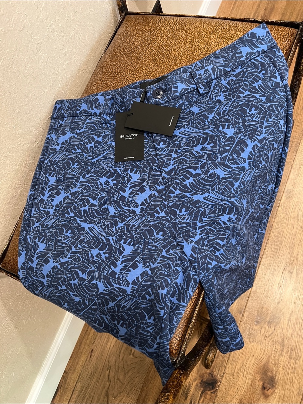 Brand New Bugatchi Soft to touch Navy & Lighter Blue Tropical Stretch Shorts!